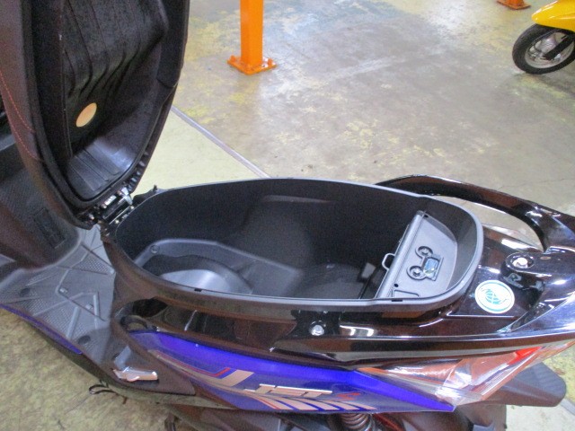 ＳＹＭはこの広いメットインも人気ですよね！！通勤ももってこいの一台！悩むのは危険な一台！！